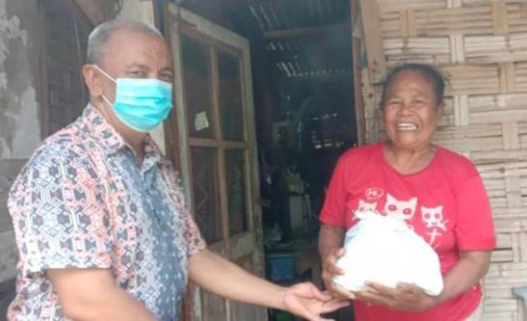 HARIAN BANGSA dan BANGSAONLINE.com minta semua redaktur, wartawan dan karyawan mendeteksi warga tak mampu - terutama yang terkena dampak sosial Covid-19 - di kampungnya masing-masing. Warga itu diberi sembako dari sebagian keuntungan HARIAN BANGSA dan BANGSAONLINE.COM. Sedekah ini rutin tiap Jumat. Tampak Pak Afif, salah seorang karyawan HARIAN BANGSA menyisir warga tak mampu di kampungnya di kawasan Wonocolo Surabaya. Ia menemukan 15 warga tak mampu dan langsung diberi sembako. Sementara wartawan dan karyawan lain menemukan jumlah bervariasi di kampungnya masing-masing. Foto: bangsaonline.com