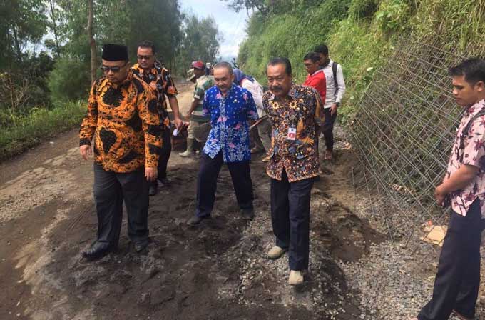 Awasi Pengerjaan Sejumlah Proyek, Wabup Timbul Sidak Pembangunan Jalan di Kecamatan Sumber