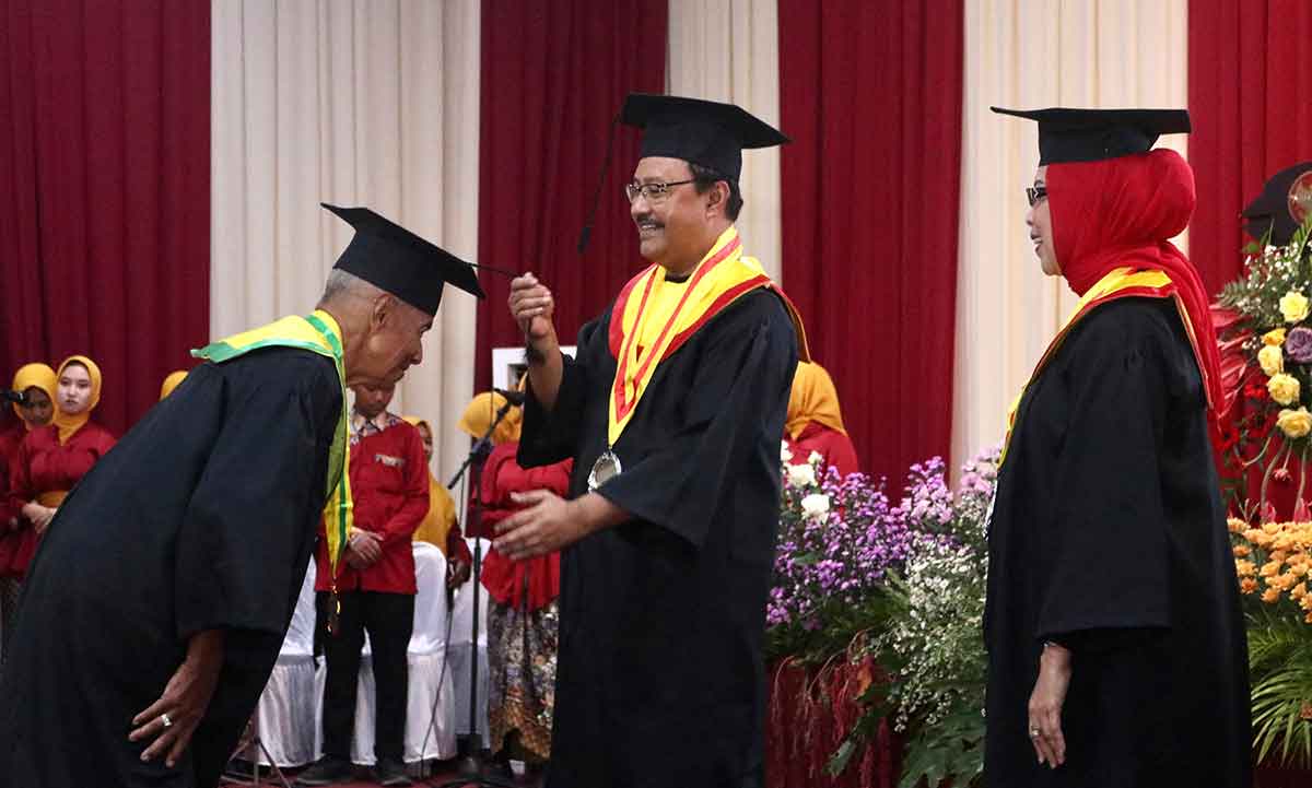 Wali Kota Pasuruan, Saifullah Yusuf, saat mewisuda salah satu peserta Selantang.