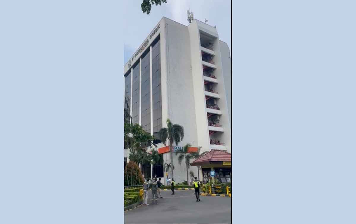 Sejumlah karyawan keluar dari gedung pusat Petrokimia Gresik saat gempa. Foto: Ist