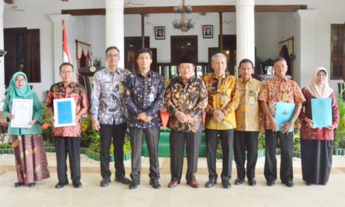 PENGHARGAAN: Bupati H Saiful Ilah melepas PNS yang pensiun, di Pendopo Delta Wibawa, Selasa (22/1). Foto: Ist