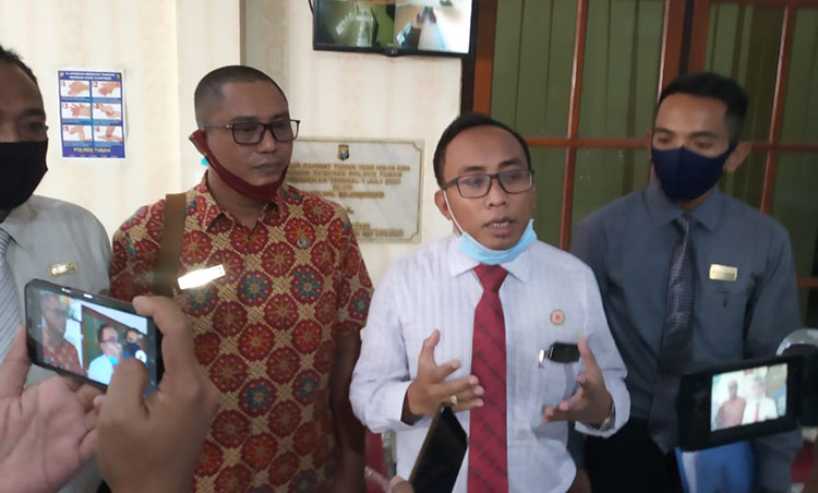 Didampingi kuasa hukumnya, Sekdes Cempokorejo, Susilo mendatangi Satreskrim Polres Tuban untuk melaporkan balik pelapor karena diduga telah mencermarkan nama baiknya, Kamis (25/6/2020).