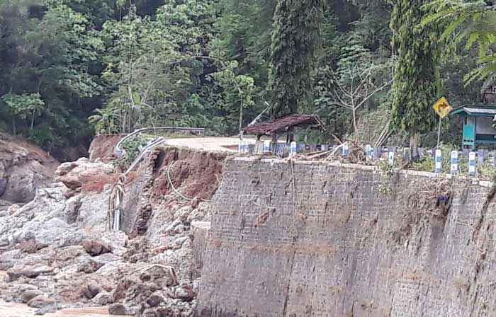 Kondisi jalan yang amblas saat diterjang banjir beberapa pekan lalu. (ist).
