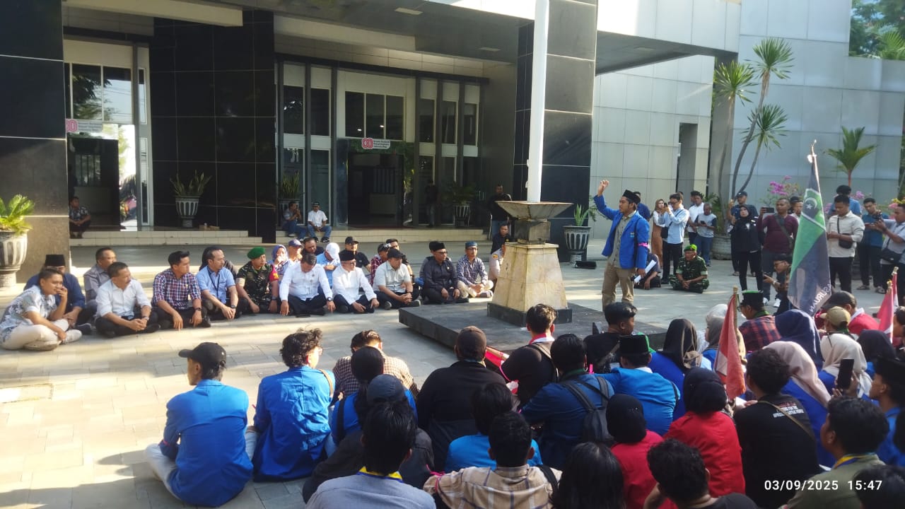 Mahasiswa aliansi Cipayung menyuarakan tuntutan di depan Forkopimda Kabupaten Pasuruan
