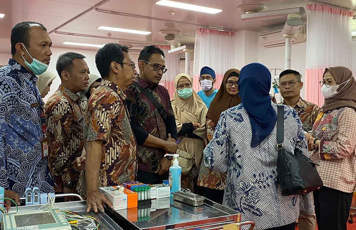 Direktur RSUD dr Iskak saat menunjukkan fasilitas rumah sakit kepada Tim Visitasi.