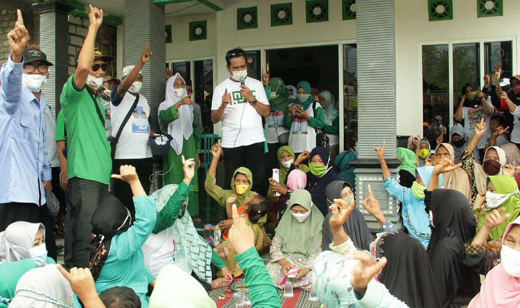 Cabup Qosim ketika menyapa warga di Balongpanggang. (foto: ist)