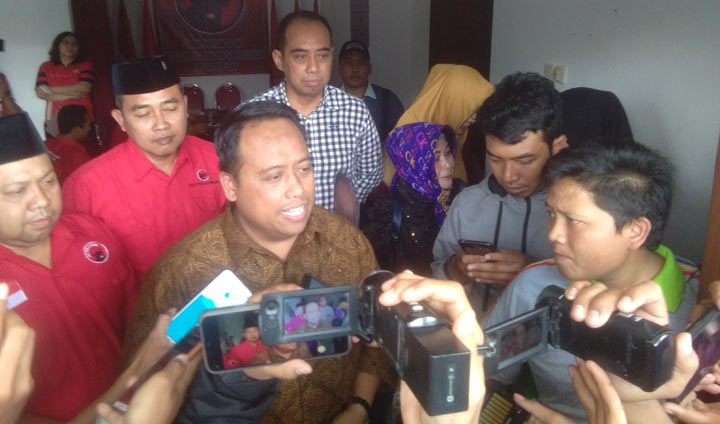 Agus Maimun diwawancarai wartawan usai mengembalikan formulir bacabup.