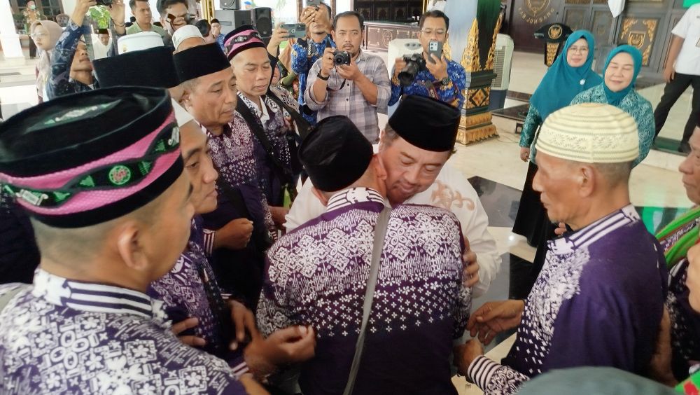 Bupati Jombang, Warsubi saat sambut kedatangan jamaah haji kloter 18 di Pendopo
