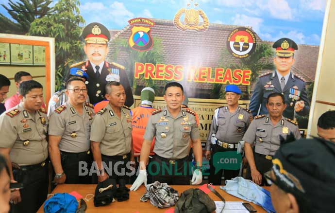 Kapolres Jombang, AKBP Agung Marlianto (tiga dari kanan) saat memberikan keterangan kepada wartawan, Selasa (3/1). foto: ROMZA/ BANGSAONLINE