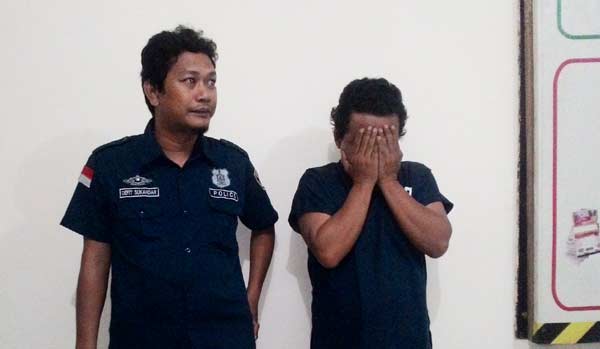 Tersangka penjual akik yang nyambi jual sabu. foto: ekoyono/ BANGSAONLINE