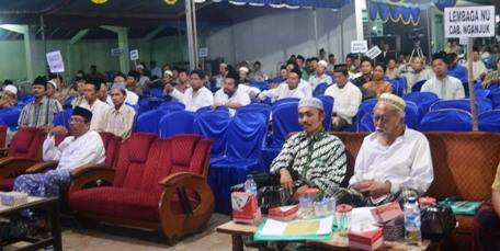 Kiai Ahmad Baghowi, Rais Syuriah PCNU Nganjuk (depan paling kanan, baju putih).
