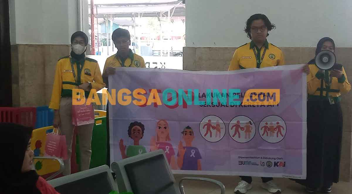 Para komunitas pecinta kereta api wilayah Madiun saat membentangkan poster dan melakukan orasi. Foto: HENDRO SUHARTONO/BANGSAONLINE