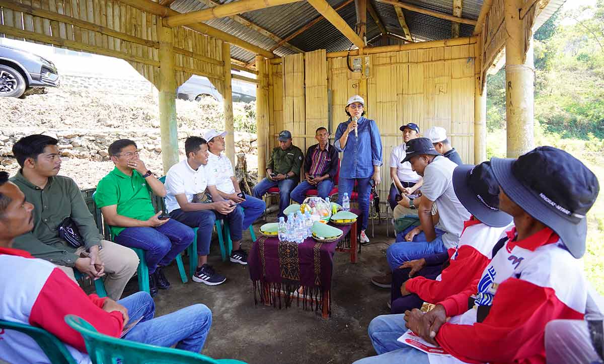 Direktur Operasi dan Produksi Petrokimia Gresik, Digna Jatiningsih (berdiri), saat mengedukasi petani di NTT. Foto: Ist