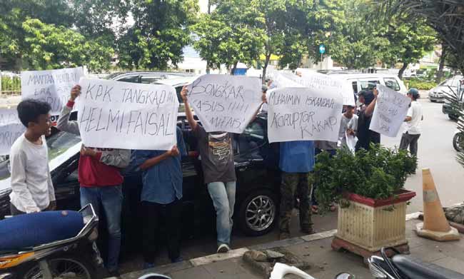 Para pendemo saat menggelar aksi di depan kantor PBNU, Jakarta Pusat.