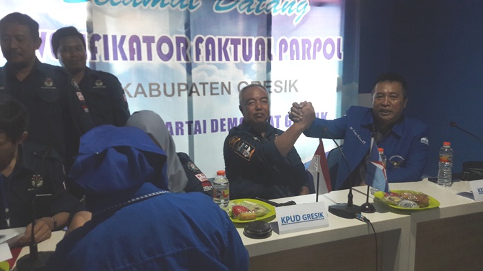 Ketua PD Gresik Eddy Santoso beserta jajaran pengurus saat diverifikasi faktual KPUD. foto: SYUHUD/ BANGSAONLINE.