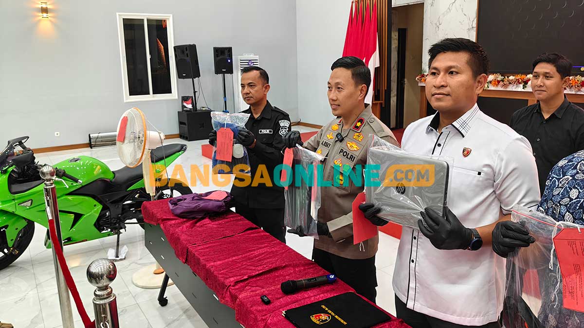 Konferensi pers terkait pembobolan sekolah di Mapolres Blitar. Foto: AKINA NUR ALANA/BANGSAONLINE