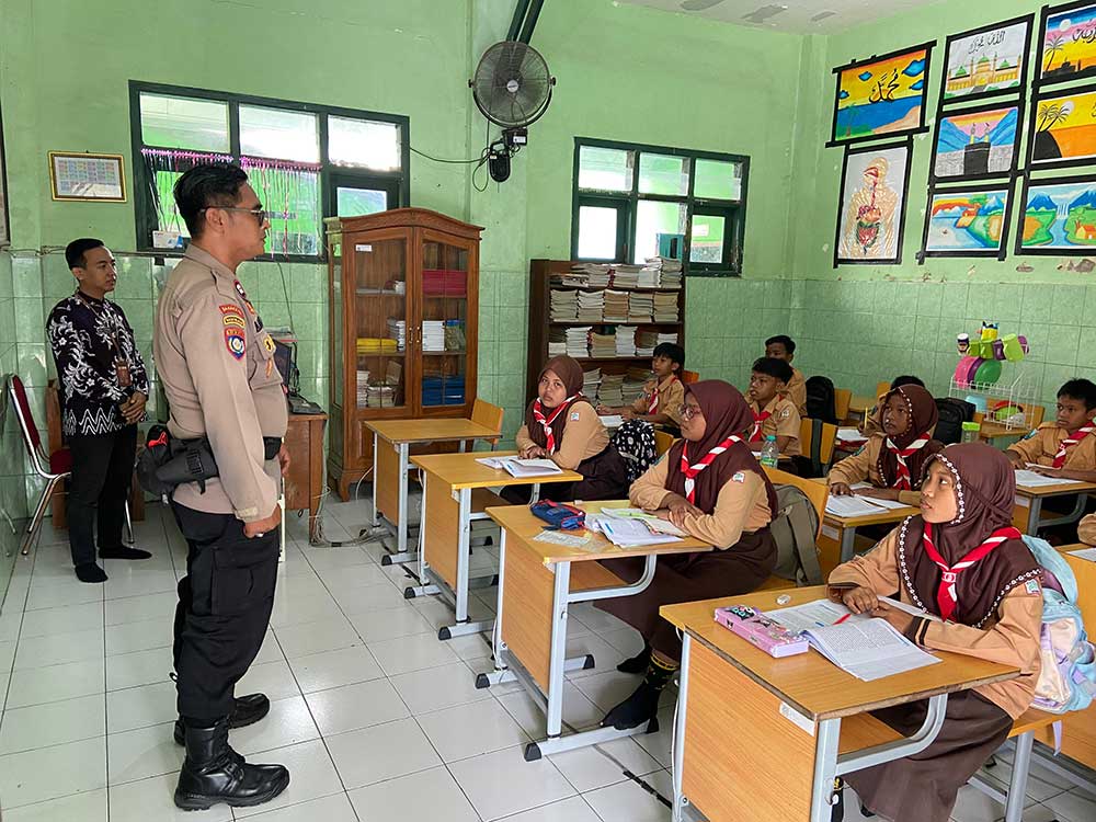 Aiptu Adin saat memberikan edukasi kepada siswa-siswi SDN 1 Kedungsumur, Sidoarjo. Foto: Ist.