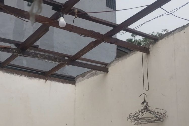 Salah satu rumah warga yang rusak akibat terjangan angin kencang di Burneh, Bangkalan