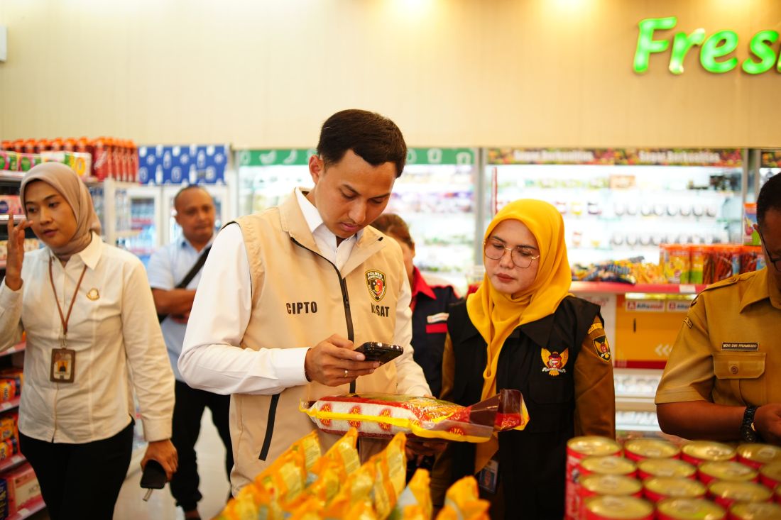 Kasat Reskrim Polres Kediri Kota AKP Cipto Dwi Leksana dan Kabid Perdagangan Disperdagin Kota Kediri, Rice Oriza Nusivera saat mengecek kondisi beras premium di salah satu swalayan. (Ist)