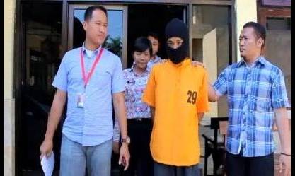 Pelaku digelandang ke Mapolres Nganjuk oleh petugas Polsek Pace. Foto: soewandito/BANGSAONLINE