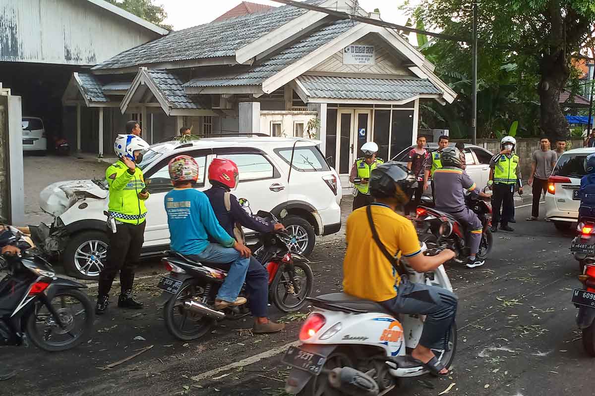 Dua mobil ditepikan petugas usai terlibat tabrakan. Foto: SYUHUD/BANGSAONLINE.com