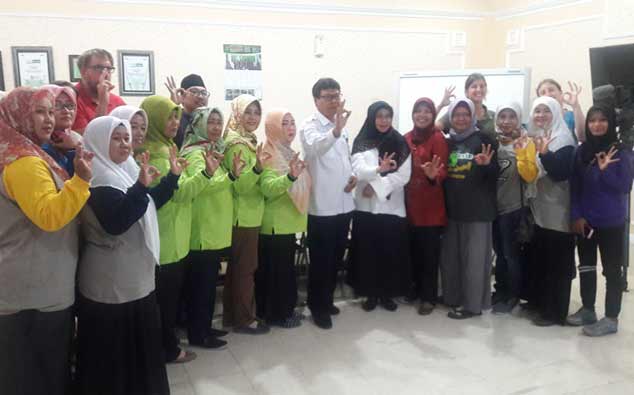 Kepala BLH Mokh. Najikh (tengah baju putih) bersama tim dokumentasi dari AS.