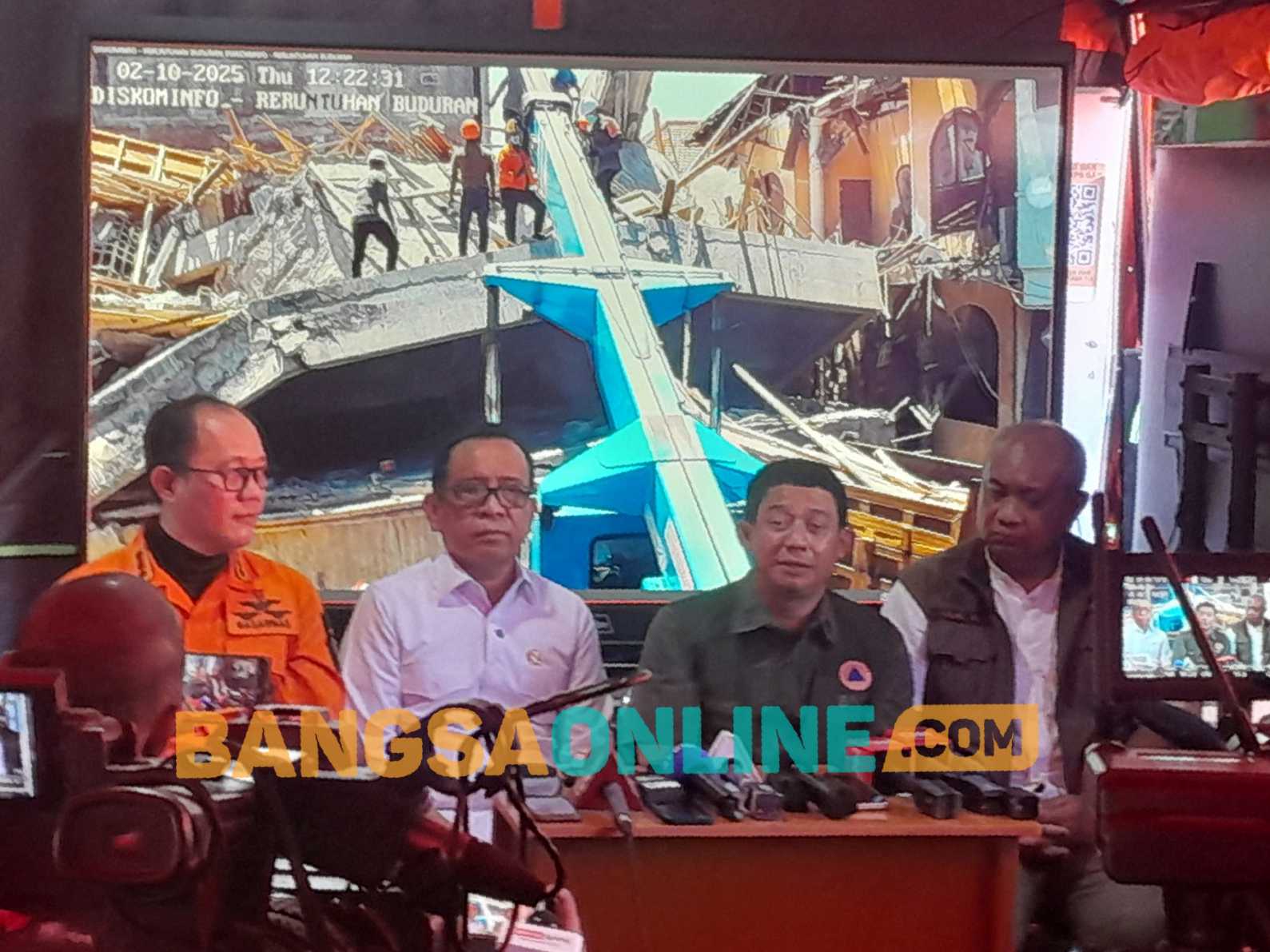 Menko PMK Pratikno didampingi Kepala BNPB Suharyanto menyampaikan soal evakuasi korban menggunakan alat berat, Kamis (2/10/2025). Foto: Mustain/BANGSAONLINE