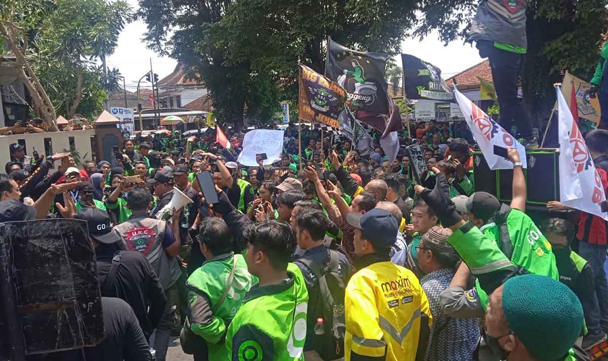 Demo ojol di depan Kantor Pemkab Jember.