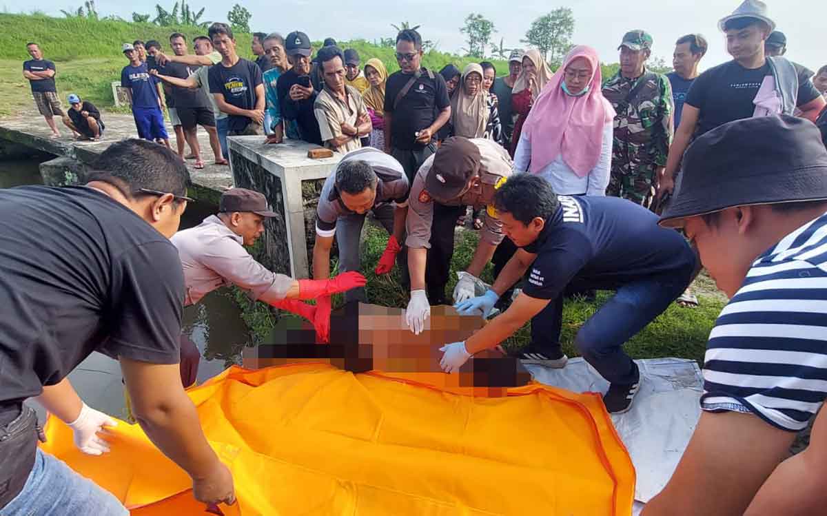 Petugas saat mengevakuasi mayat perempuan di Desa Pacarpeluk, Kecamatan Megaluh, Jombang.