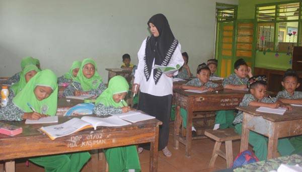 BUTUH PERHATIAN: Siswa-siswi MI Al Hidayah belajar di ruang ala kadarnya. foto: suwandi/ BANGSAONLINE