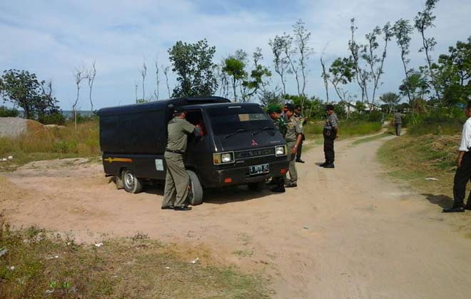 Petugas saat memeriksa mobil milik penambang pasir ilegal. foto: SUWANDI/ BANGSAONLINE