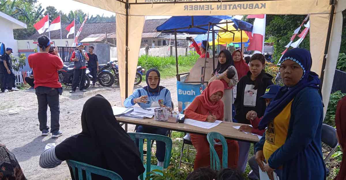 Petugas dari Dispendukcapil Jember saat melayani masyarakat.