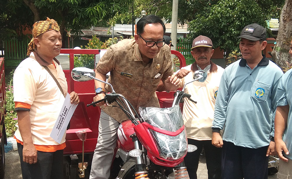 Sekda Nganjuk Nur Solekan saat mencoba motor roda tiga disaksikan Kepala Disperta Muslim Harsoyo (kanan).