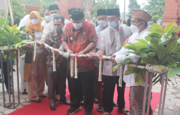 Wabup Nganjuk Marhaen Jumadi didampingi CEO Cita Indonesia Group Virnanda memotong pita peresmian Musala An-Nabaat. foto: BAMBANG/ BANGSAONLINE