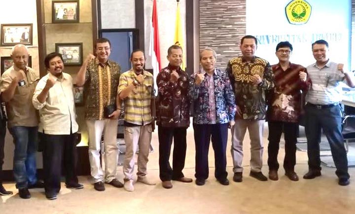 Rektor Unej, Moh. Hasan foto bersama pengurus PWI Jatim, PWI Jember, dan Staf Humas Unej usai penandatanganan MoU, Selasa (18/12/2019).
