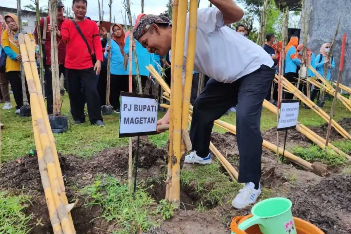 Pj Bupati Magetan Hergunadi bersama perwakilan forkopimda dan OPD melakukan penanaman bibit pohon bambu di eko-eduwisata bambu di Kelurahan Tinap, Kecamatan Sukomoro, Magetan, Jumat (19/1/2024). Foto: Dok. Diskominfo Kabupaten Magetan