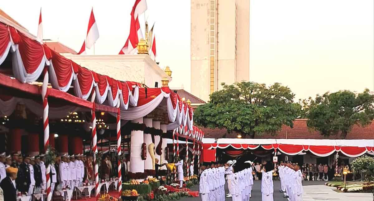 Upacara penurunan bendera dalam peringatan HUT ke-80 RI di Gedung Negara Grahadi, Surabaya.
