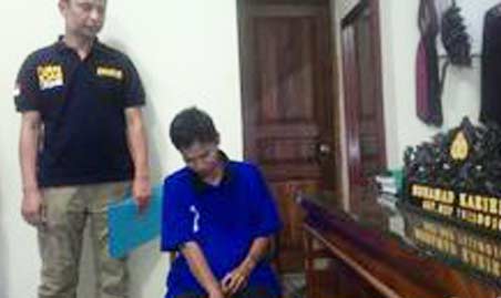 Suwarti alias M Efendi Saputra terunduk di kantor polisi setelah diamankan.