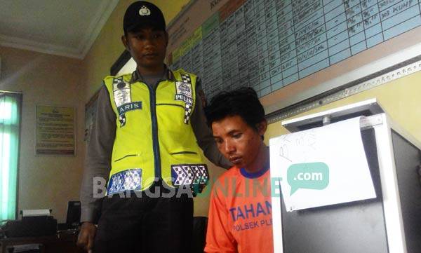 Tersangka saat diamankan di Mapolsek Plemahan Kabupaten Kediri. foto: dendi martoni/ BANGSAONLINE