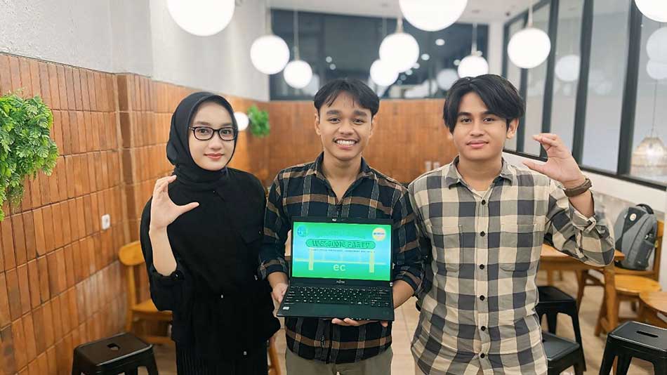 (dari kiri) Khairunnisa Rahmahdani Danang, Kohan Gunawan, dan Aldiez Rizkia Centrinova selaku Co-Founder dan Founder English Check dari ITS. Foto: Ist.