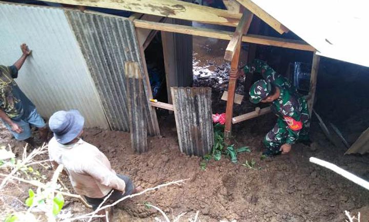 Satu rumah warga di Ngadirojo rusak parah. Petugas dan warga sekitar mendatangi lokasi rumah yang rusak akibat longsor.