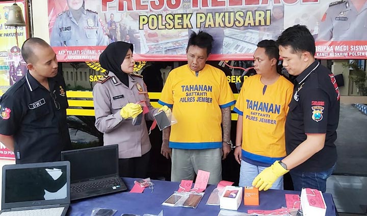 Kapolsek Pakusari AKP Yuliati menghadirkan kedua tersangka saat rilis di mapolsek setempat, Kamis (5/12).