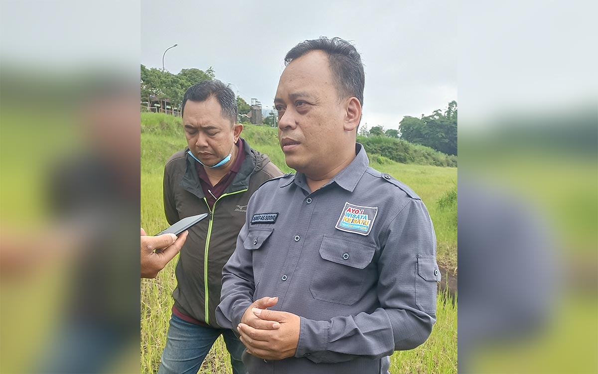 Kepala Dinas Pariwisata Kota Batu Arief As Siddiq bersama Ketua Pelaksana Afifuddin saat survei sirkuit O3 di Jalan Lingkar Barat Oro-Oro Ombo yang digunakan untuk KWB Motorcross & Grasstrack Championship 2023.