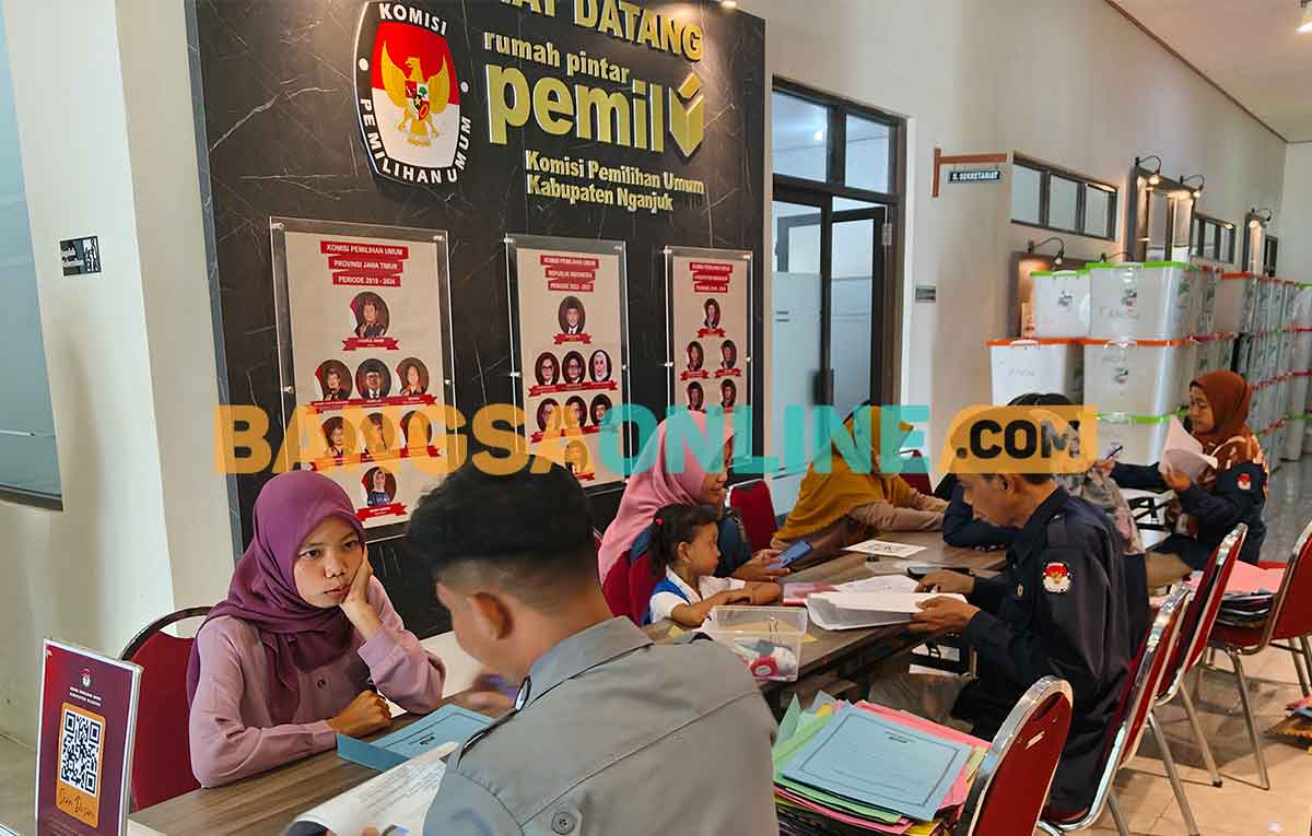 Para pendaftar PPS di KPU Nganjuk. Foto: BAMBANG DWI JULIANTO/BANGSAONLINE