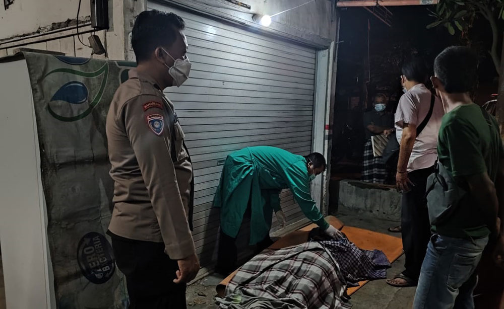 Petugas saat mengevakuasi pengemudi truk dari Bojonegoro yang meninggal di Ngawi.