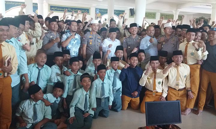 Para perwira polisi dari Mabes Polri dan Polda Jatim foto bersama dengan Dr. KH. Asep Saifuddin Chalim, MA dan para santri PP Amanatul Ummah Pacet Mojokerto Jawa Timur, Kamis (1/8/2019). foto: BANGSAONLINE.com