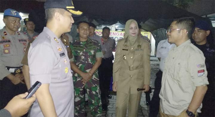 Bupati Jember Faida saat berbincang bersama Kapolres dan petugas Bawaslu.