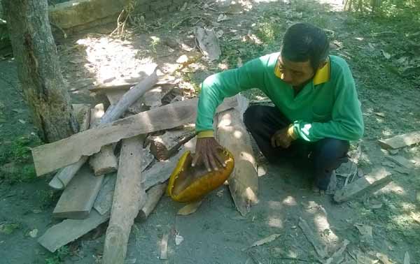 Wardi saat menunjukkan jamur dengan berdiameter besar yang tumbuh di pekarangan keponakannya. foto: arif kurniawan/BANGSAONLINE