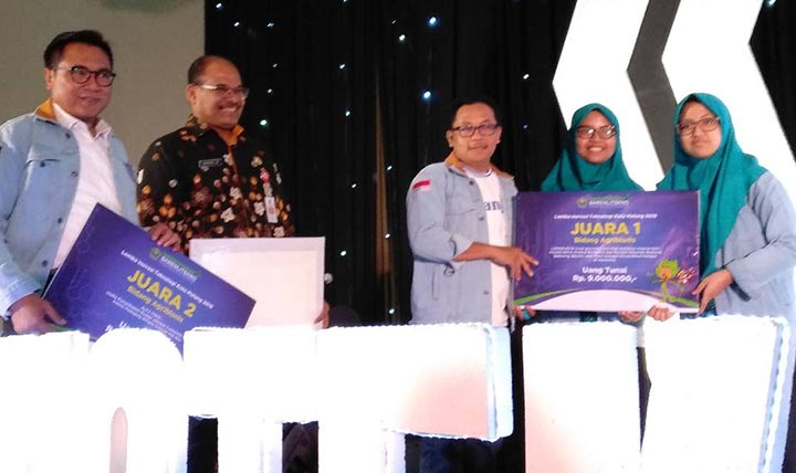 Dania Wijayanti dan Rizqina Faizana, dua siswi MTsN 1 Kota Malang saat menerima piagam dan uang pembinaan usai menjuarai Inotek 2019 di Hotel Savana Malang, Kamis (29/08).