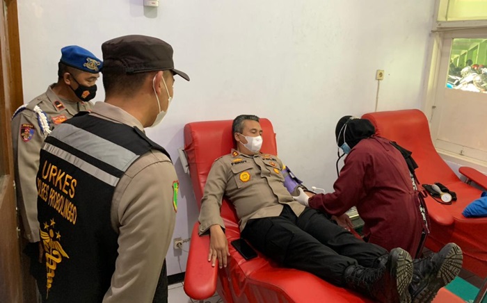 Kebutuhan Cukup Tinggi, Jajaran Polres Probolinggo Donor Plasma Konvalesen di PMI